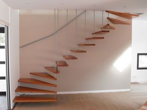 Metal Design - marches encastrées - Escalier Deux Quarts Tournant