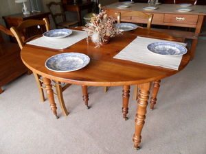 Loic Bougo - table ovale en merisier 6 pieds avec 3 rallonges - Oval Dining Table