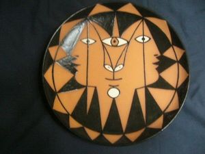 SYLVIA POWELL DECORATIVE ARTS - trois faces aux triangles - Decorative Platter