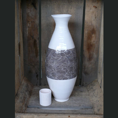 TERRE ET SONGES - Flower Vase-TERRE ET SONGES-Grand vase blanc et gris aux décors écailles