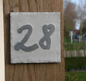 La Pierre - square 5 - Hausnummerschild