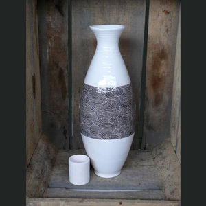 TERRE ET SONGES - grand vase blanc et gris aux décors écailles - Vaso Da Fiori
