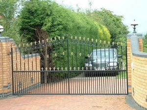Access Controls - single gate made to look like a double - Cancello